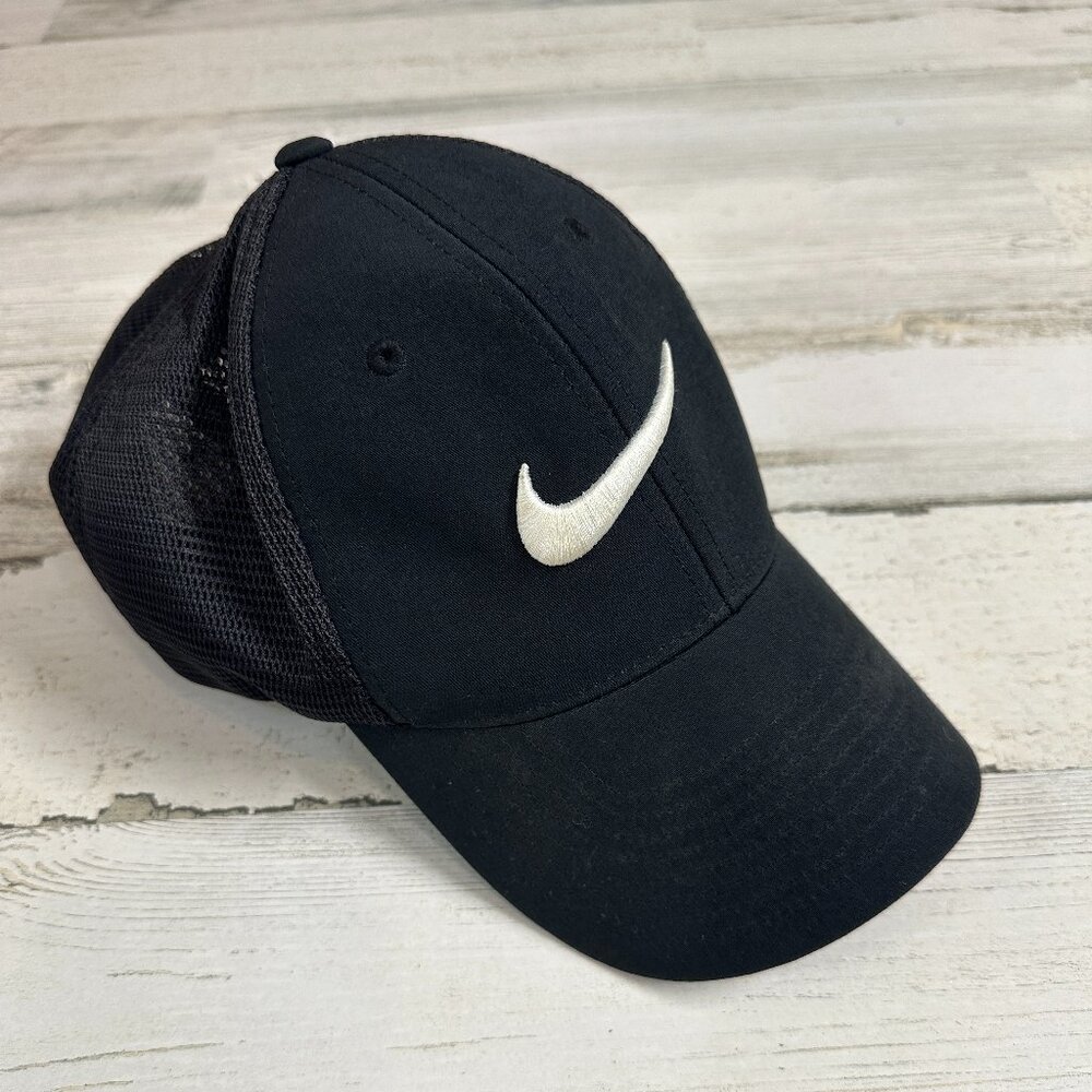 Nike Golf Flex Fit S/M Black White Swoosh Embroidered Logo Mesh Fitted Hat‎